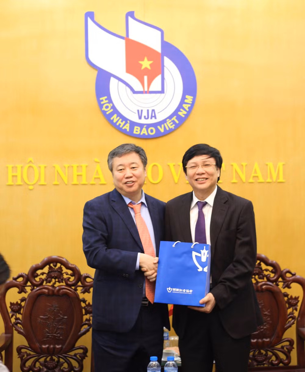 Ông Jung Kyu Sung, Chủ tịch Hội Nhà báo Hàn Quốc tặng quà lưu niệm cho ông Hồ Quang Lợi, Phó Chủ tịch Thường trực Hội Nhà báo Việt Nam. Ảnh: Nguyệt Minh