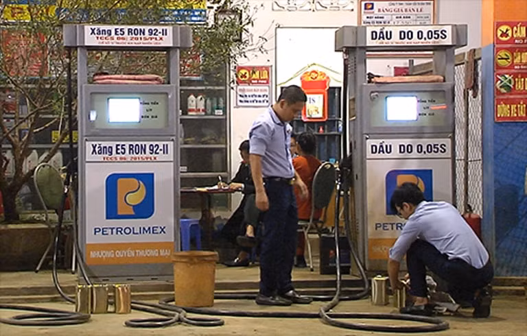Cán bộ Thanh tra Sở Khoa học và Công nghệ Nghệ An lấy mẫu tại cửa hàng xăng dầu Bình Trinh đêm 18/3