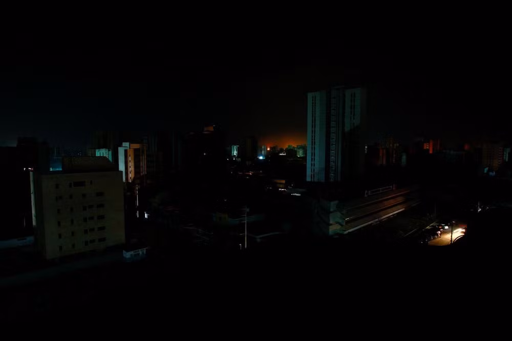 Quang cảnh thành phố Maracaibo, Venezuela chìm trong bóng tối do mất điện. Ảnh: Reuters