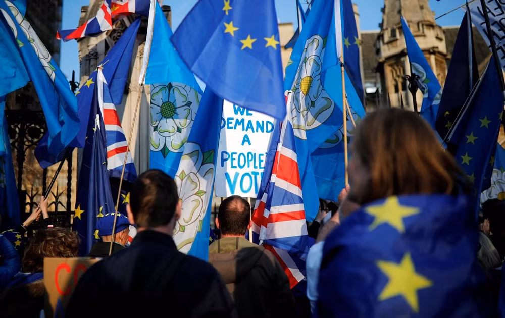Người dân biểu tình phản đối Brexit trước tòa nhà Quốc hội Anh. Ảnh: Reuters