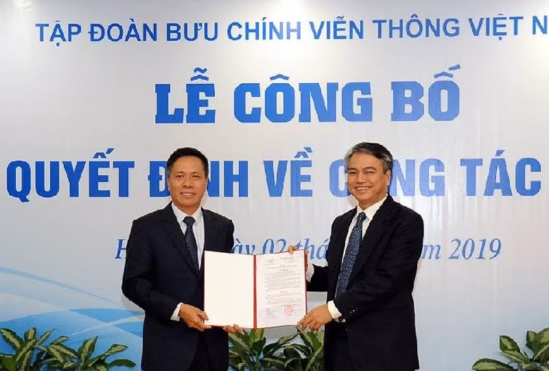Ông Trần Mạnh Hùng, Chủ tịch Tập đoàn VNPT trao Quyết định Bổ nhiệm chức vụ Phó Tổng Giám đốc Tập đoàn VNPT cho ông Tô Dũng Thái (bên trái).