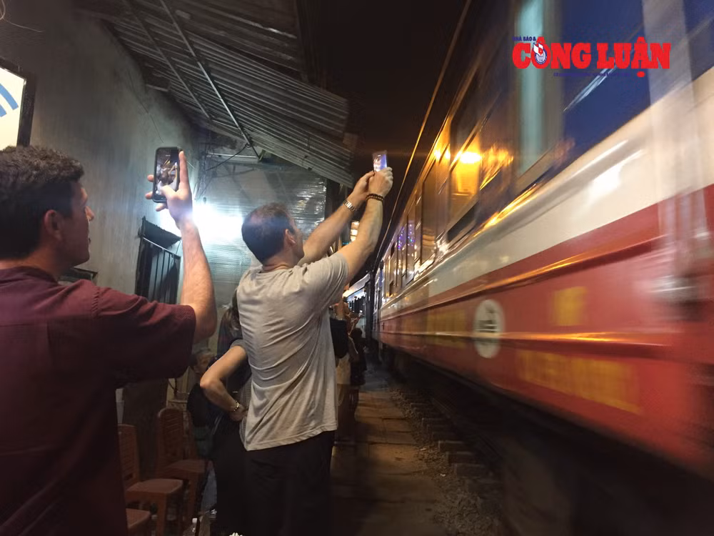 Bất chấp nguy hiểm, nhiều người vô tư chụp ảnh ngay sát đoàn tàu đang chạy
