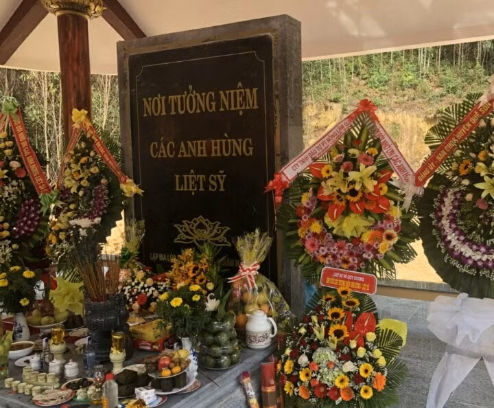 Bia tưởng niệm các anh hùng liệt sĩ tại đèo Đòn Gánh xã Quế Hiệp,Huyện Quế Sơn, tỉnh Quảng Nam
