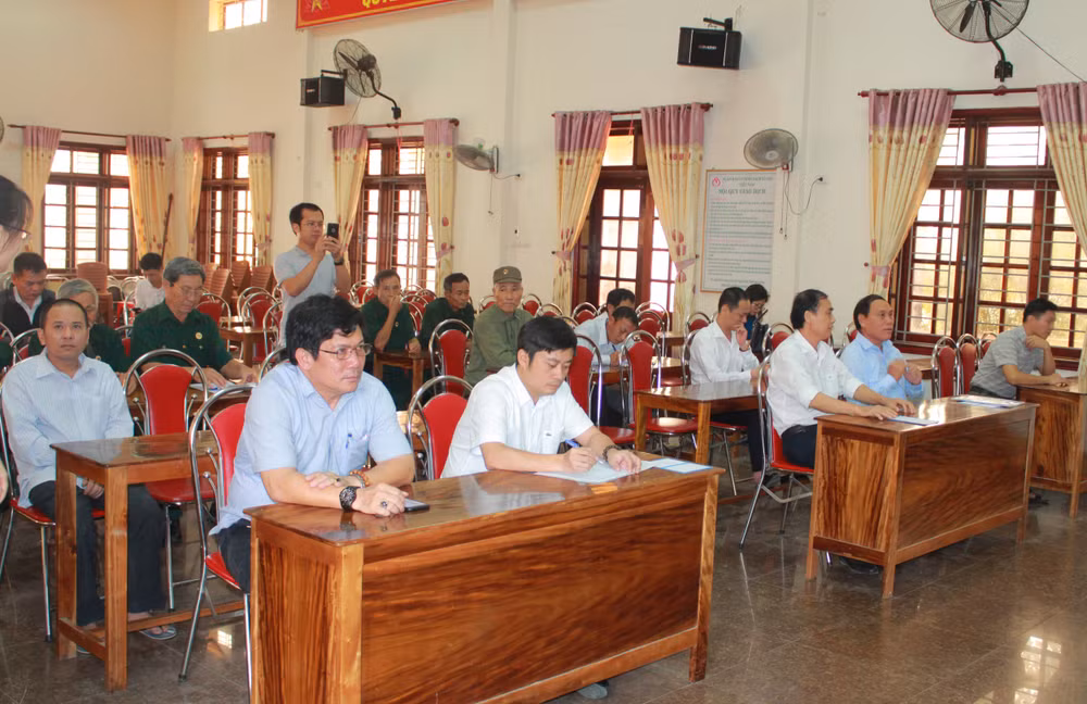 Lễ trao sổ tiết kiệm tại phường Hòa Hiếu.