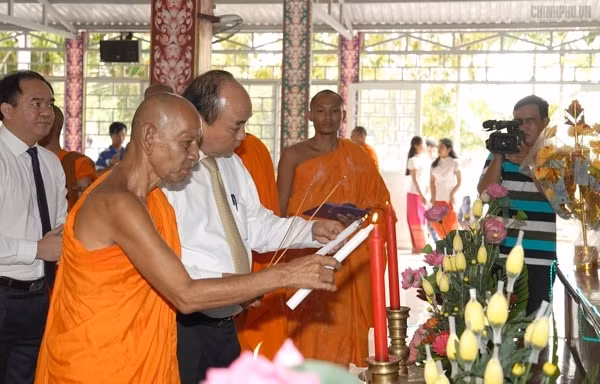 Thủ tướng Nguyễn Xuân Phúc thăm Học viện Phật giáo Nam tông Khmer. Ảnh: VGP