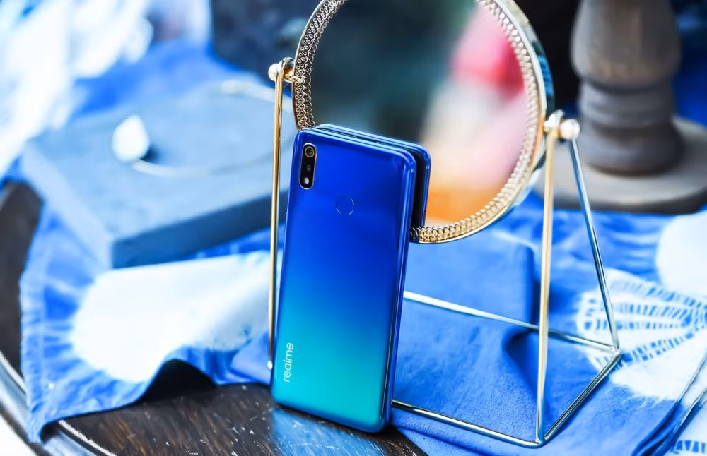 Realme 3 được trang bị camera trước 13MP, khẩu độ f/2.0 và công nghệ A.I Beauty.