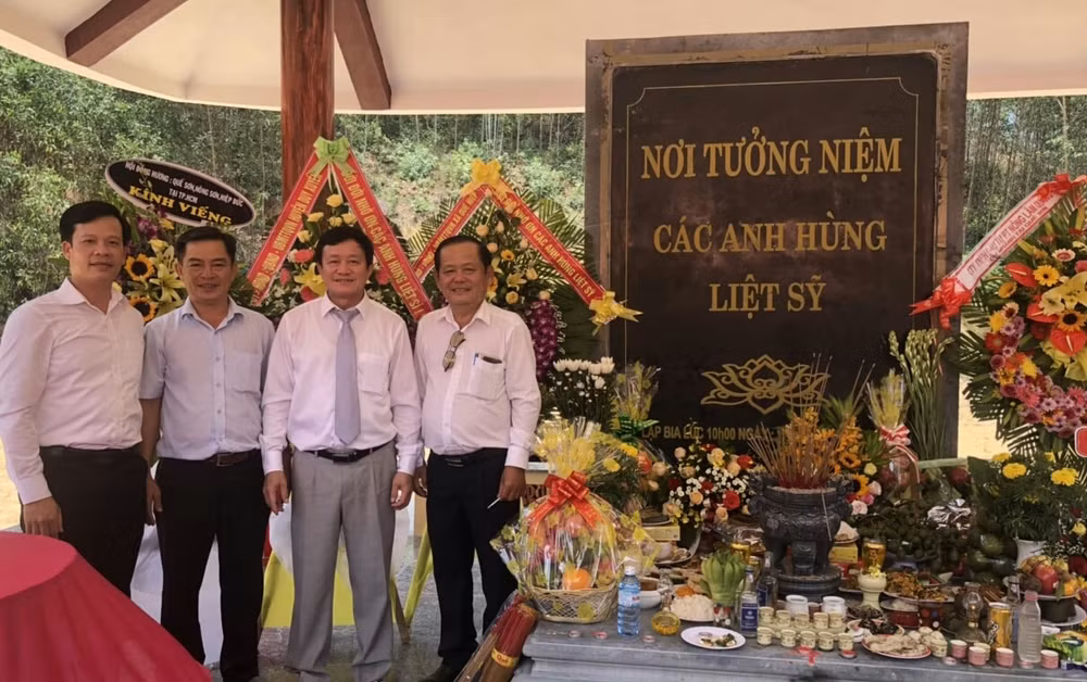Thiếu tường Trần Văn Thanh chụp ảnh lưu niệm với các đại biểu về dự