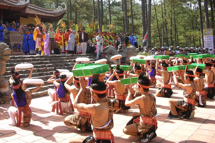Lễ rước bánh chưng, bánh giầy tại Lễ hội Đền Hùng. Ảnh: Báo HNM