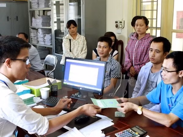 Kết quả tích cực về cải cách thủ tục hành chính, hiện đại hóa quản lý bằng ứng dụng công nghệ thông tin, nâng cao chất lượng phục vụ của cơ quan BHXH cũng đang được truyền thông rộng rãi, góp phần nâng cao sự hài lòng và niềm tin từ phía người dân.&nbsp;(Ảnh: TTXVN)