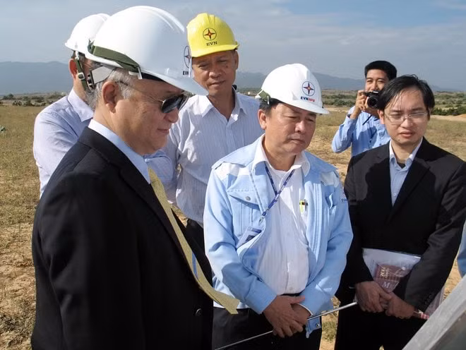 Tổng giám đốc IAEA Yukiya Amano (thứ ba từ phải sang) đến thị sát địa điểm xây dựng nhà máy điện hạt nhận Ninh Thuận 1 vào năm 2014. Ảnh: TTXVN