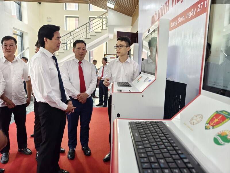 Các đại biểu tham quan mô hình “trạm công dân số“ - Ảnh: Trung tâm Công nghệ số, Sở KHCN Lạng Sơn rsz-tram-cong-dan-so.jpg