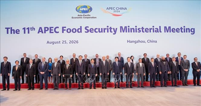Lãnh đạo ngành nông nghiệp đến từ 21 nền kinh tế thành viên APEC chụp ảnh chung tại hội nghị. Ảnh: TTXVN phát apec-260826.jpg