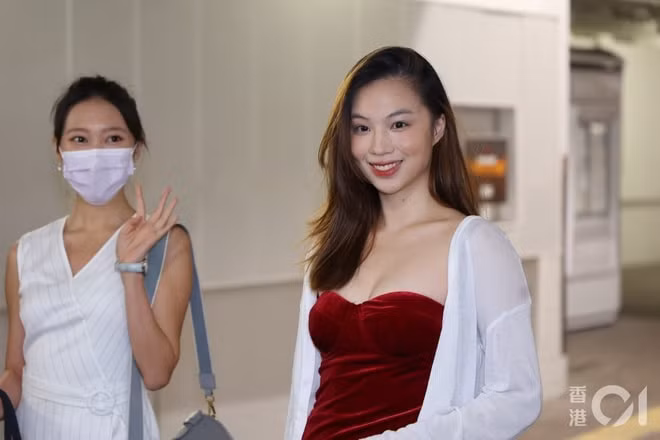 Thí sinh A Wing đến từ Quảng Châu, cô được nhận xét có gương mặt thanh tú, ngoại hình gợi cảm.