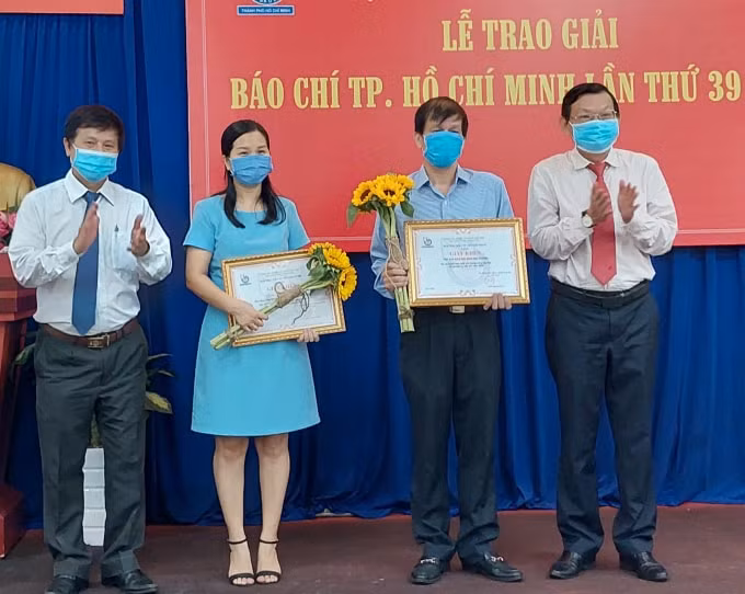 Lãnh đạo Hội Nhà báo TP. HCM trao giấy khen cho Ban biên tập báo Sài Gòn Giải Phóng.