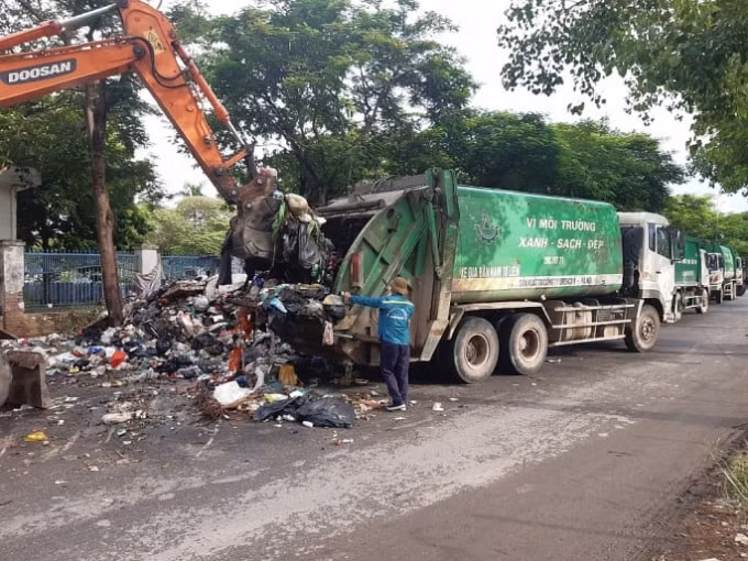 Chủ tịch UBND TP Hà Nội Chu Ngọc Anh vừa yêu cầu kiểm tra, xử lý thông tin về việc hơn 200 công nhân vệ sinh môi trường bị&nbsp;nợ lương. Ảnh: KTDT