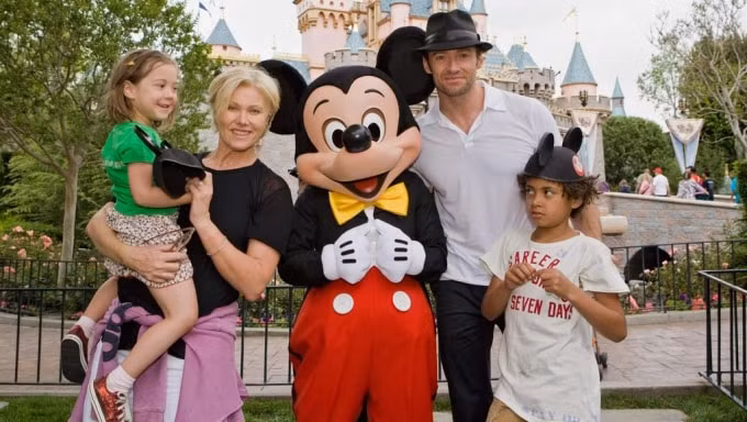 Hugh Jackman và vợ xem hai đứa trẻ được nhận nuôi như con đẻ của mình.