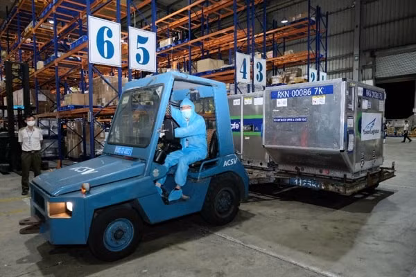 Xe vận chuyển vắc xin vào Kho bảo quản hàng tại Sân bay Quốc tế Nội Bài. Ảnh: SKĐS