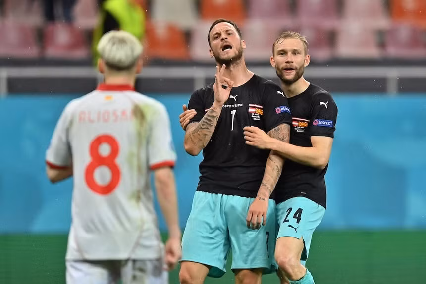 Hành vi ăn mừng quá kích của Arnautovic với Alioski. Ảnh: Reuters