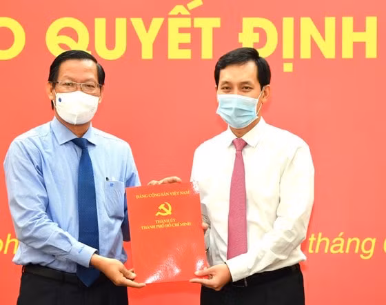 Ông Phan Văn Mãi, Phó Bí thư Thường trực Thành ủy TP. HCM trao quyết định cho ông Vũ Anh Khoa.