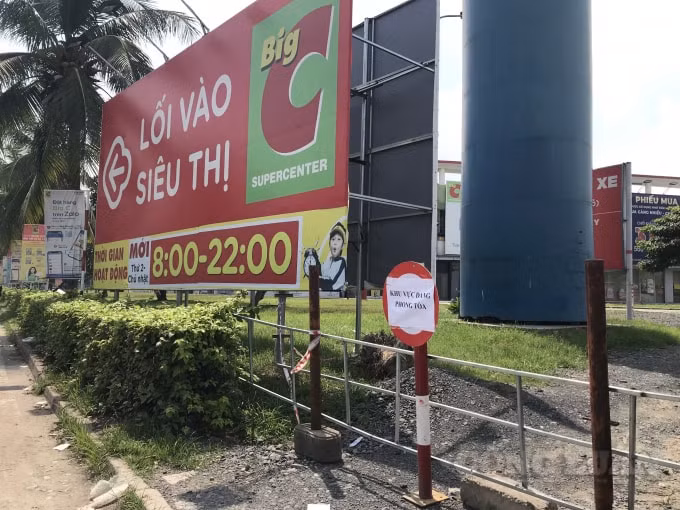 Cơ quan chức năng TP. Biên Hòa dán Thông báo phong tỏa xung quanh toàn bộ khu vực siêu thị BigC.
