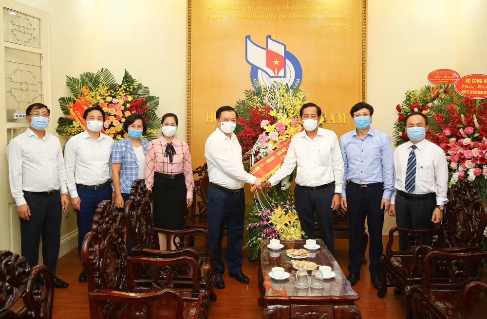 Bí thư Thành ủy Hà Nội Đinh Tiến Dũng chúc mừng Hội Nhà báo Việt Nam nhân kỷ niệm 96 năm Ngày Báo chí cách mạng Việt Nam. Ảnh: Sơn Hải