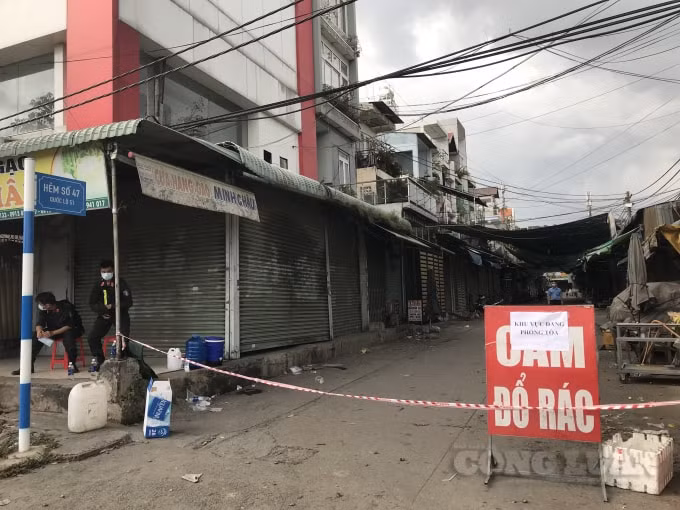 Một khu vực chợ bị phong tỏa