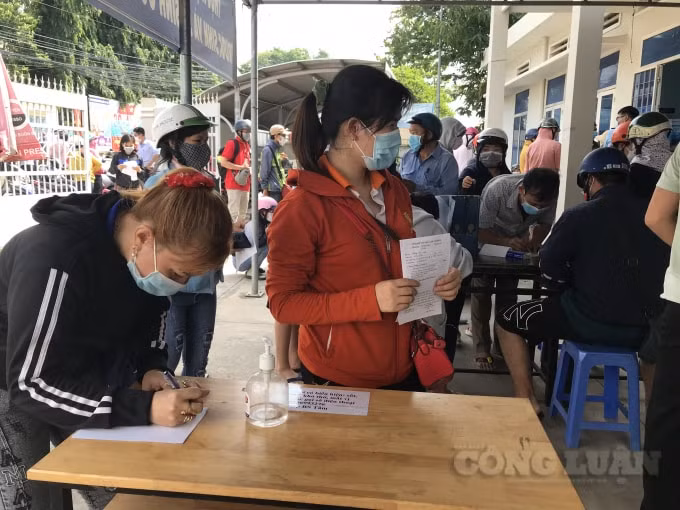Người dân đổ xô đến Trạm Y tế phường Long Bình Tân khai báo y tế sau khi siêu thị BigC bị phong tỏa do liên quan đến ca nhiễm Covid-19.