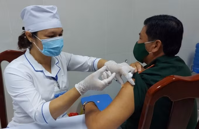 Cán bộ, chiến sỹ Bộ Chỉ huy Quân sự tỉnh Bạc Liêu được tiêm vắc xin ngừa Covid-19.