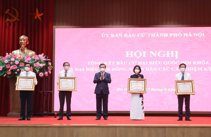 Bí thư Thành ủy Đinh Tiến Dũng trao bằng khen của Thủ tướng Chính phủ cho các tập thể. Ảnh: HNP