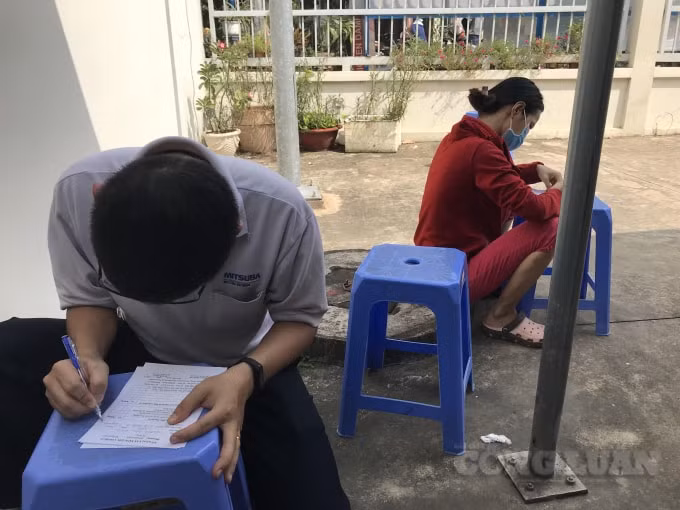 Người dân làm thủ tục khai báo y tế.