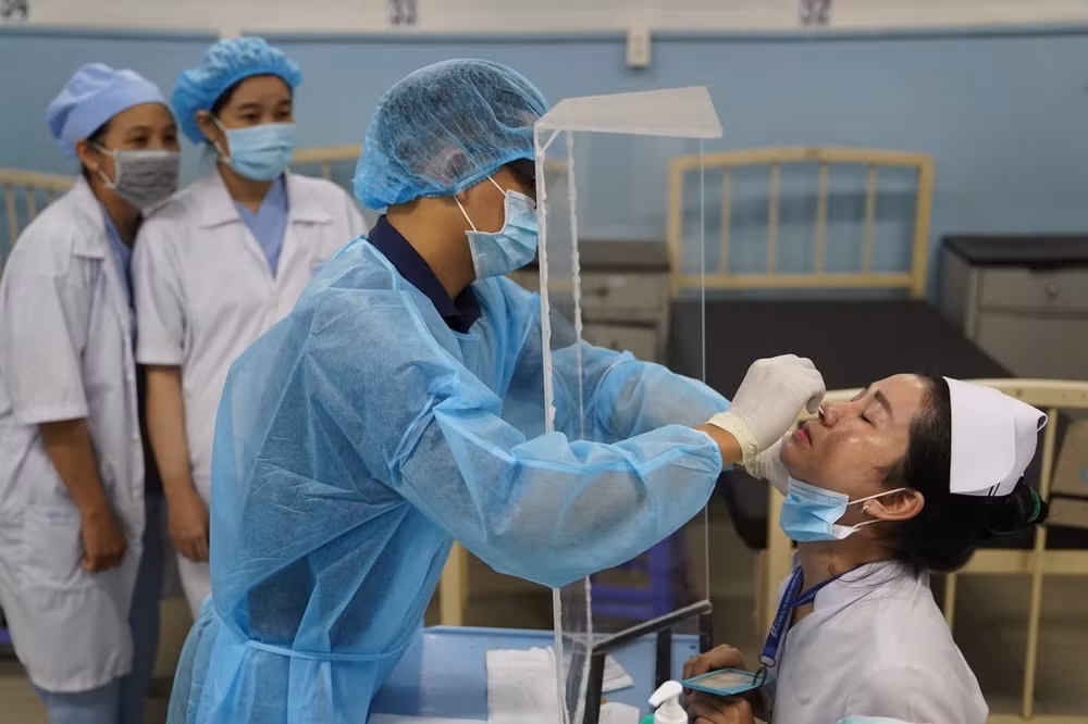 Nhân viên y tế lấy mẫu xét nghiệm Covid-19. Ảnh: minh họa