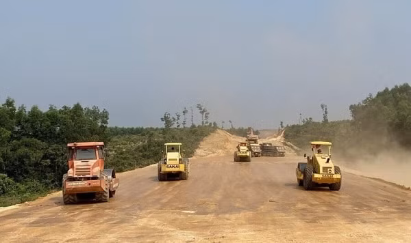 Thi công cao tốc Bắc - Nam đoạn Cam Lộ - La Sơn