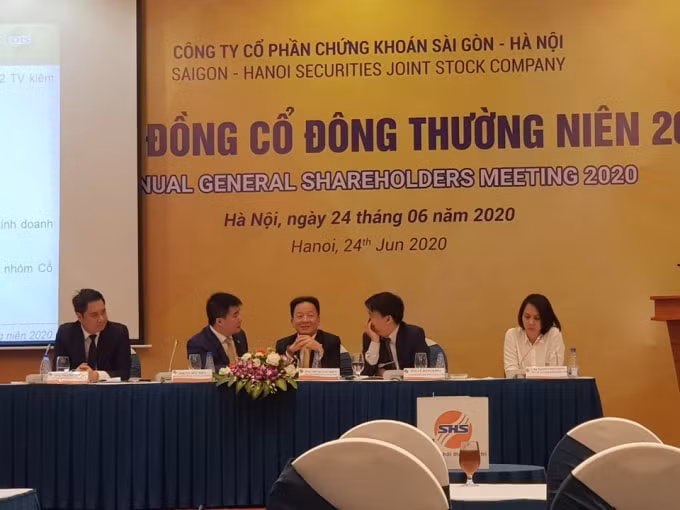 Bầu Hiển (ngồi giữa) tại ĐHĐCĐ SHS năm 2020. Ảnh Ngọc An