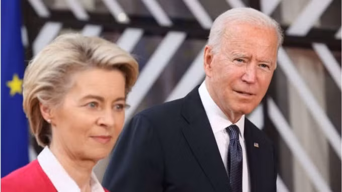 Chủ tịch Ủy ban châu Âu Ursula von der Leyen (trái) và Tổng thống Mỹ Joe Biden tại hội nghị thượng đỉnh EU - Mỹ - Ảnh: Getty