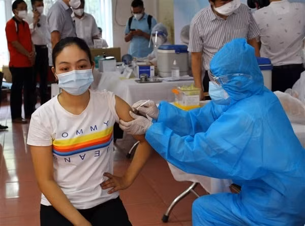 Đến nay, Việt Nam đã tiêm được 1,55 triệu liều vaccine cho các nhóm đối tượng ưu tiên và công nhân