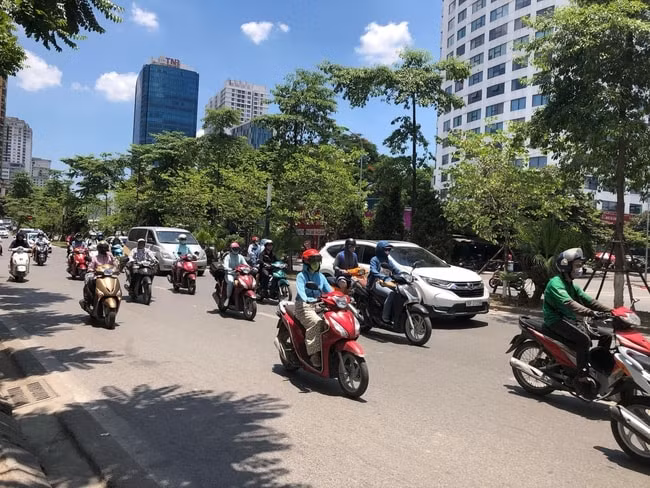 Khu vực Hà Nội nắng nóng, có nơi nắng nóng gay gắt với nhiệt độ cao nhất 35-37 độ, có nơi trên 38 độ. (Ảnh: VTV)