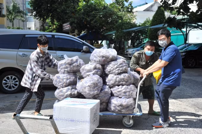 Các nhu yếu phẩm thiết thực cho lực lượng chống dịch đã được vận chuyển đến Hóc Môn ngay trong chiều 14/6.