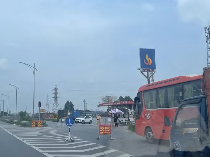 Các chốt kiểm soát ra vào tỉnh Bắc Giang tiếp tục tập trung cao độ trong giai đoạn quan trọng này. Ảnh: Hữu Phương