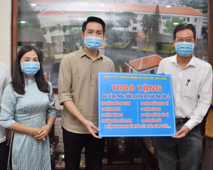 Ca sĩ Nguyễn Phi Hùng đại diện Công ty San Vàng và các mạnh thường quân tặng quà cho Ban chỉ đạo chống dịch huyện Hóc Môn.