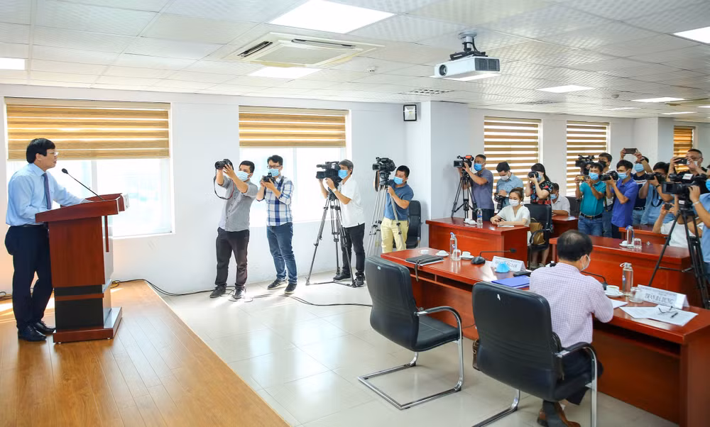 Phó Chủ tịch Thường trực Hội Nhà báo Việt Nam Hồ Quang Lợi chia sẻ thông tin đến các cơ quan báo chí tại buổi họp báo. Ảnh: Sơn Hải