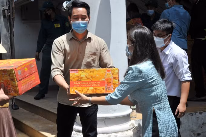 Các nhu yếu phẩm, thiết bị bảo hộ y tế được vận chuyển đến Ban chỉ đạo phồng chống dịch huyện Hóc Môn trước thời điểm TP. HCM tiếp tục thực hiện giãn cách xã hội.