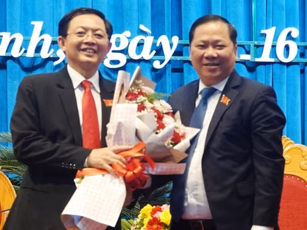 Ông Hồ Quốc Dũng, Bí thư Tỉnh ủy Bình Định (trái), được bầu giữ chức Chủ tịch HĐND tỉnh Bình Định khóa XIII. Ảnh: TNO