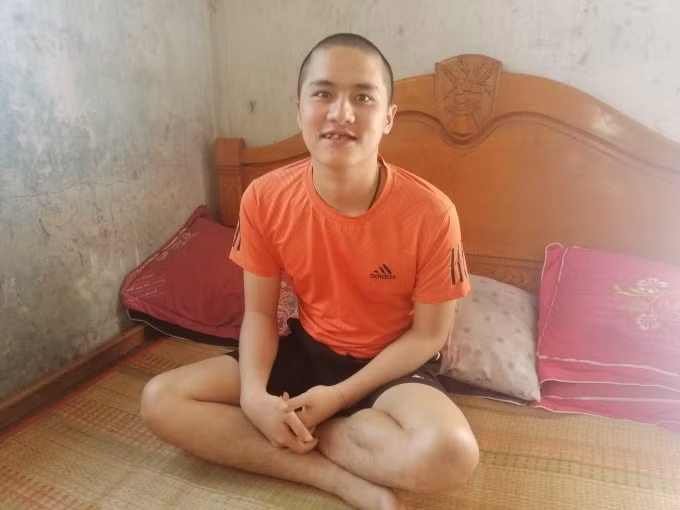 Nụ cười ngây ngô, ánh mắt vô hồn của Thiết sau khi bị tai nạn giao thông