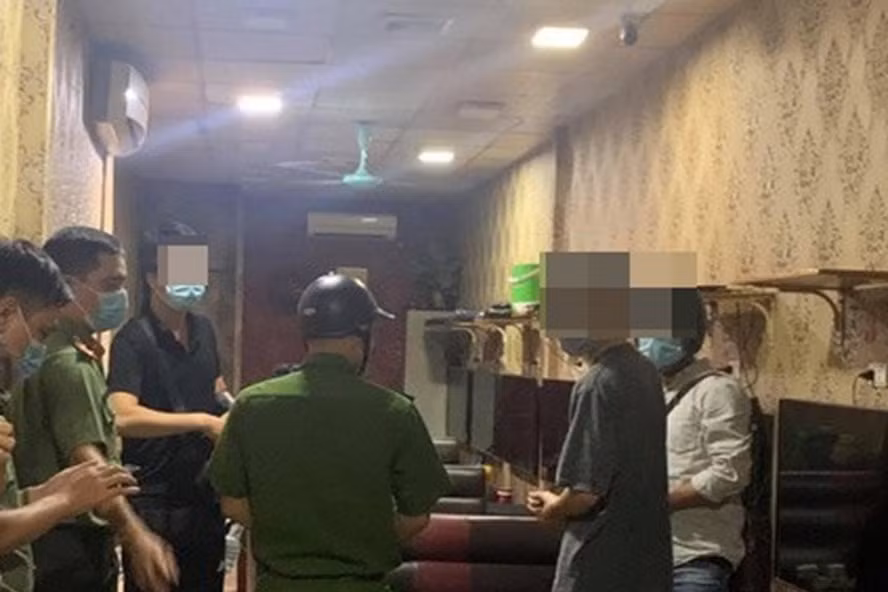 Lực lượng chức năng phát hiện quán game lén lút hoạt động bất chấp lệnh cấm. Ảnh: laodong.vn