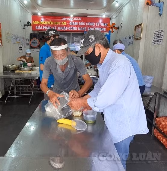 Những suất cơm được đảm bảo, sạch - no - ngon. Nhận phần cơm ấm, ông Hạnh làm nghề xe ôm xúc động: 