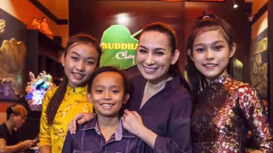 Những người con được Phi Nhung nhận nuôi chỉ có 4 người liên quan đến showbiz.