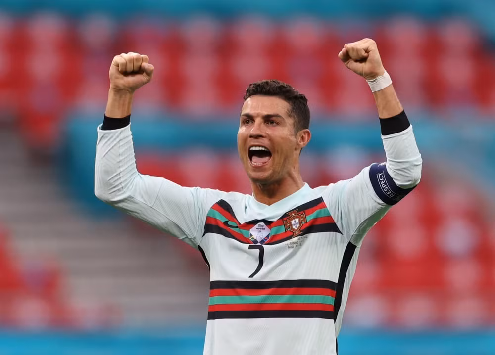 Siêu sao Ronaldo đi vào lịch sử EURO. Ảnh: Reuters