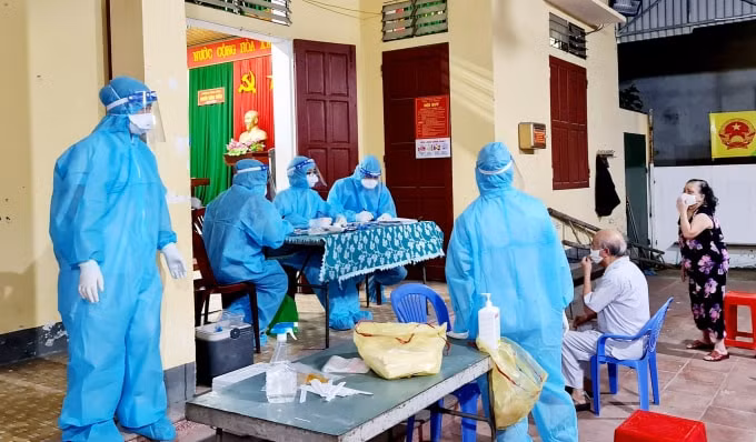 Ngành y tế Nghệ An lấy mẫu xét nghiệm cho người dân sống gần nhà bệnh nhân Covid-19.