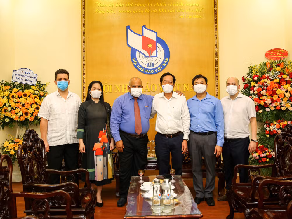 Chủ tịch Hội Nhà báo Việt Nam, Đại sứ Cuba tại Việt Nam chụp ảnh lưu niệm cùng cán bộ Hội Nhà báo Việt Nam. Ảnh: Sơn Hải