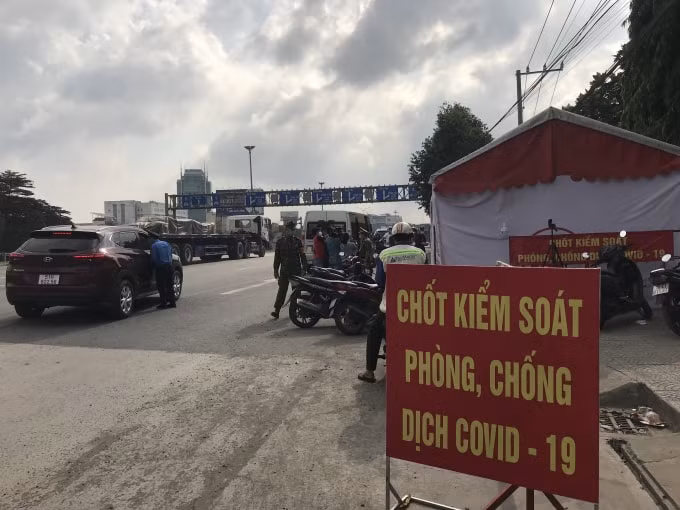 Lực lượng chức năng tỉnh Đồng Nai kiểm soát dịch bệnh Covid-19 tại cửa ngõ.